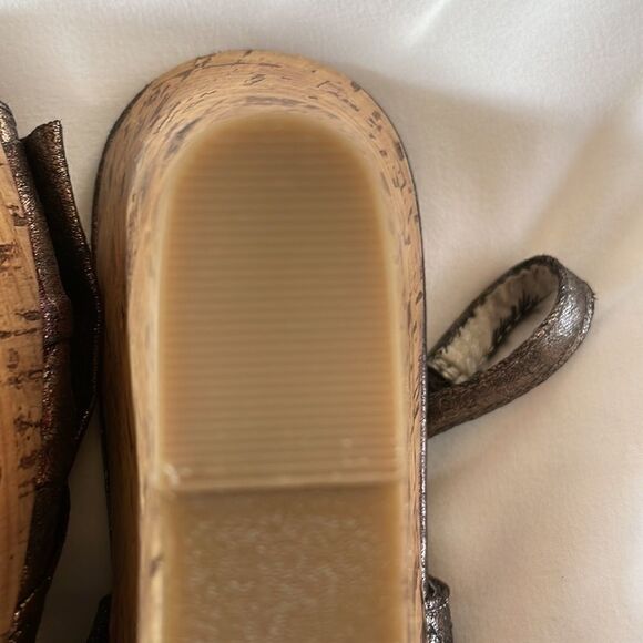 CHINESE LAUNDRY DISTRESSED PEWTER WEDGE SANDALS.  BOW FRONT.  NEW - Picture 9 of 10